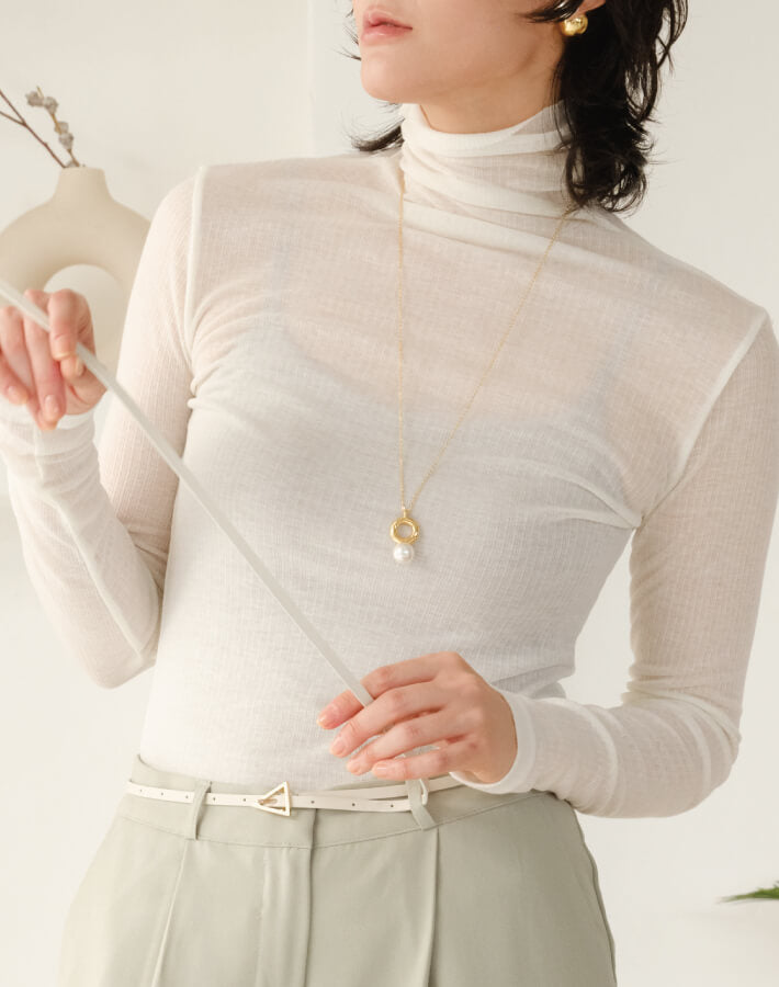 薄くて暖かウール混インナータートル