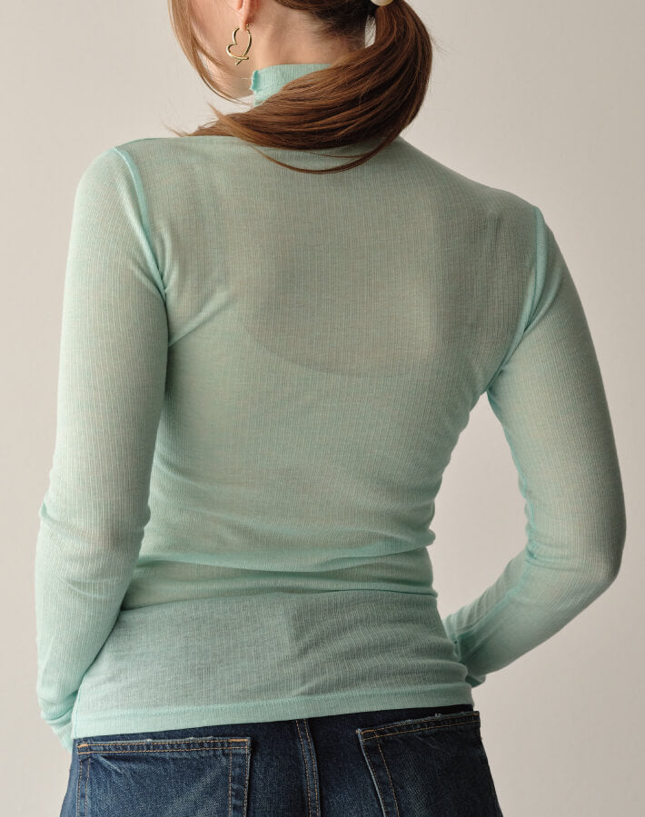 薄くて暖かウール混インナータートル