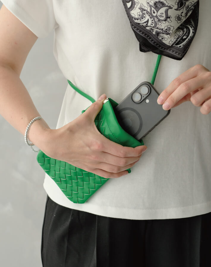 イントレチャートスマホショルダーバッグ