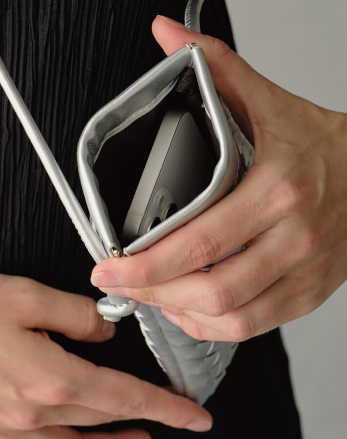 イントレチャートスマホショルダーバッグ