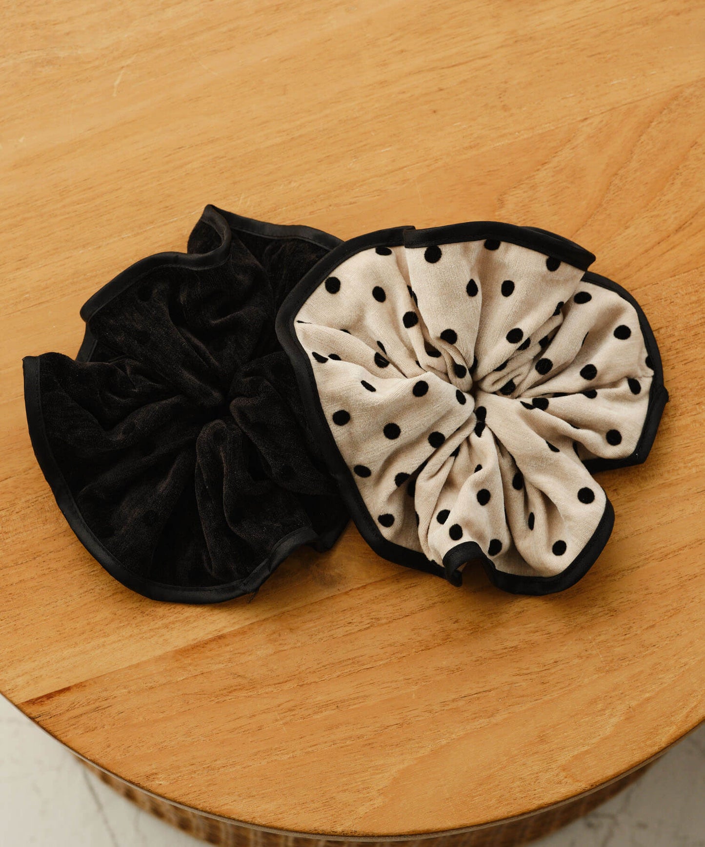 【ANOH】ドットベロアタッチシュシュ